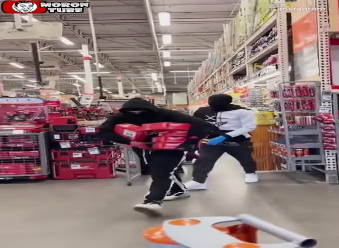 Video :In only a few seconds, a group of thugs gather together to steal items valued at &euro;5,000